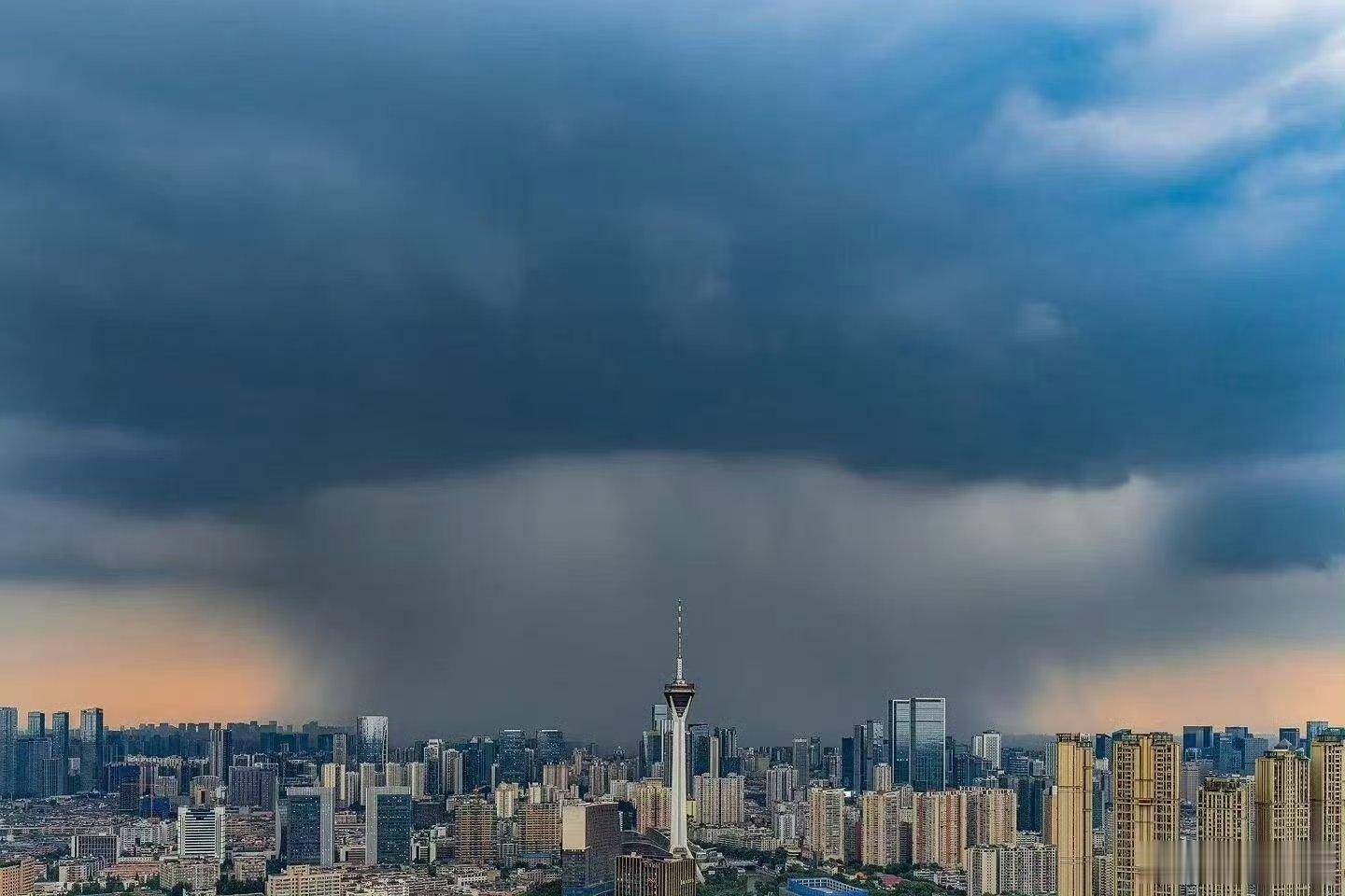 成都暴雨，好家伙这拍到的是真实的情况吗？这也太明显了，不知道这样一场大雨能不能让