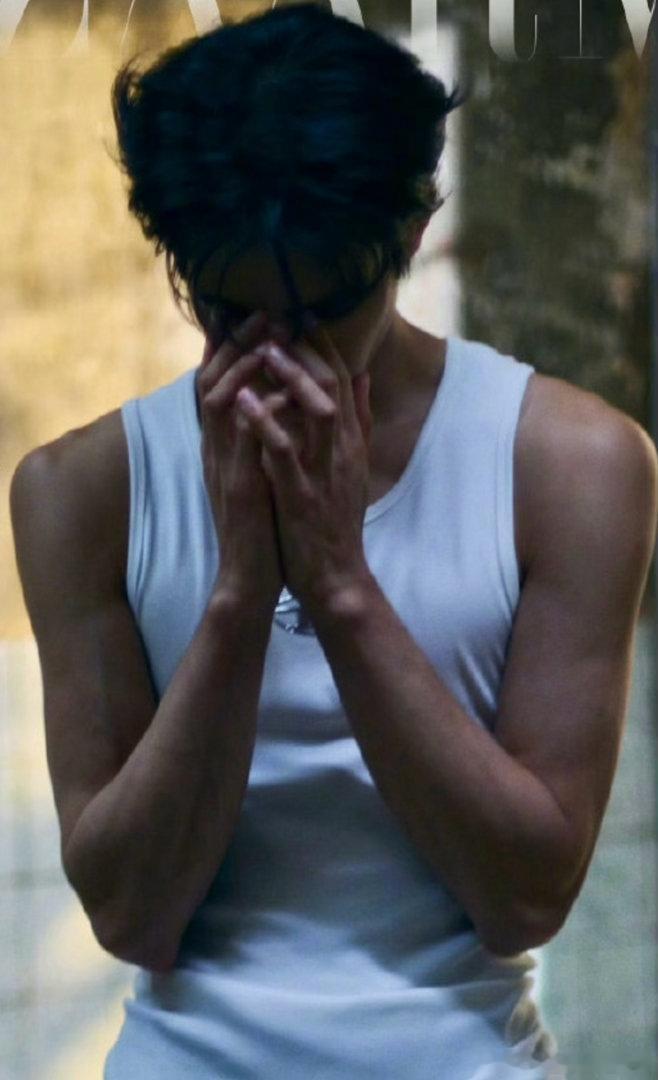 宋威龙芭莎男士封面预告，这个黑皮好 