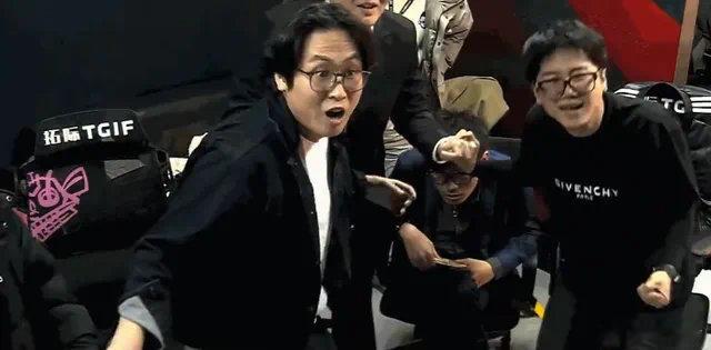 连胜中断！TES基地白给！新人打野完爆小天[允悲][允悲]后台教练激情庆祝！随着