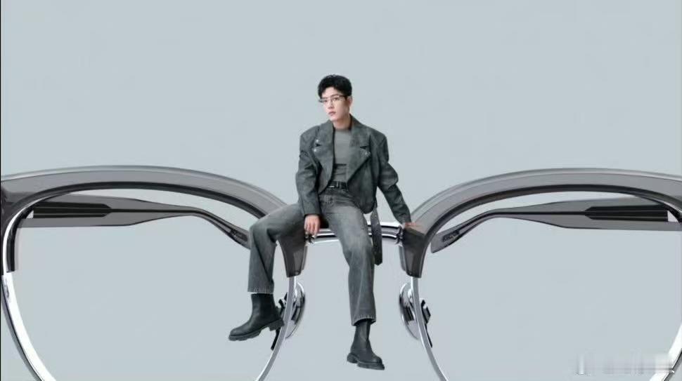 肖战坐眼镜上肖战黑短眼镜肖战黑短眼镜，哇塞哇塞，好帅呀 ​​​