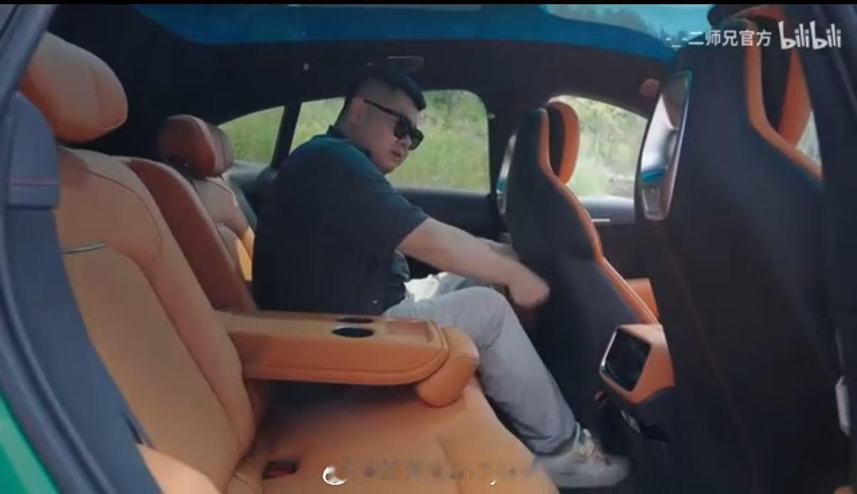 感受一下小米YU7的后排空间 ​​​