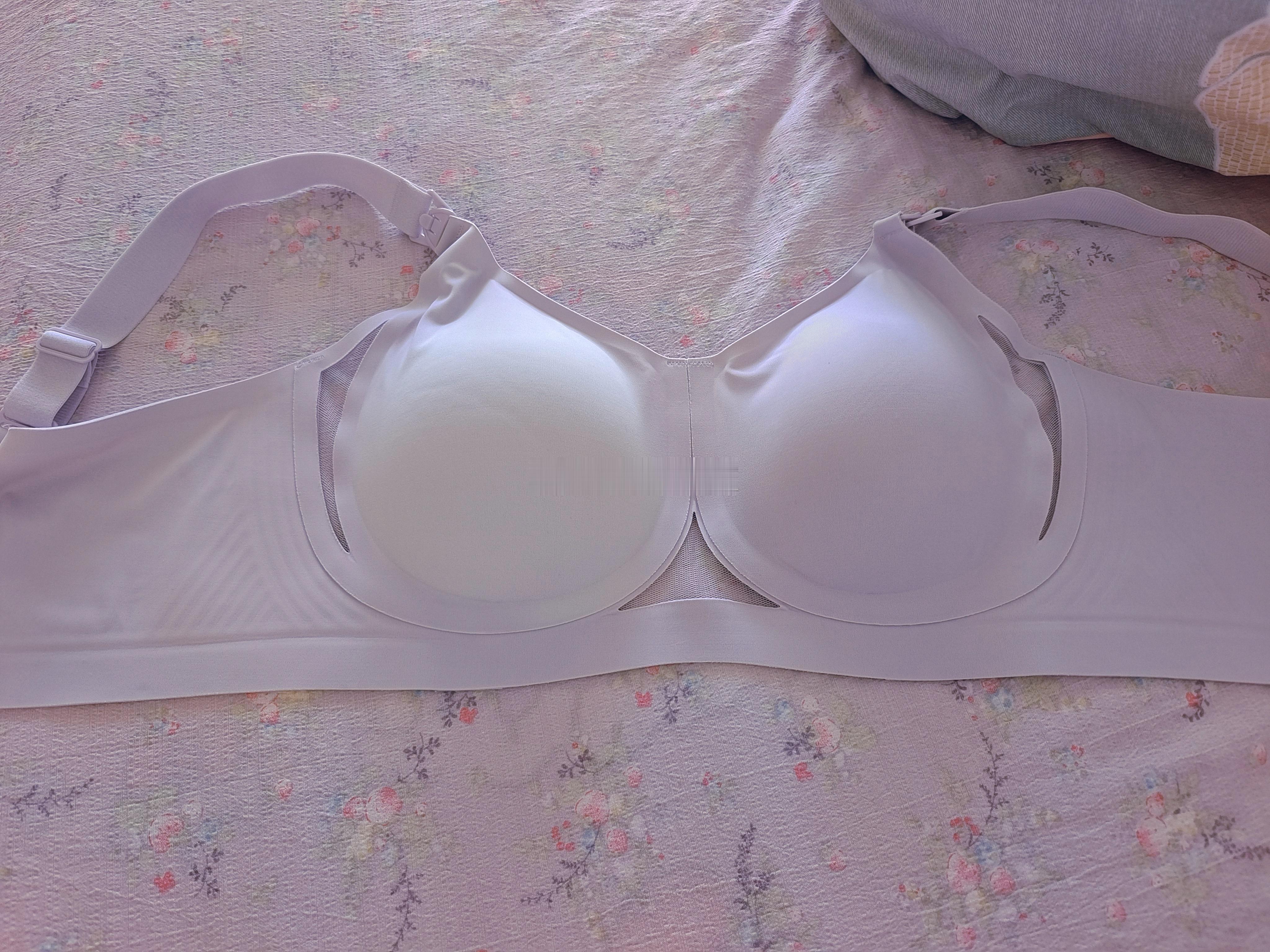 哺乳内衣杯偏小其实也不容易勒的太严重 因为没有一点钢圈 而且弹性还可以 唯一的缺