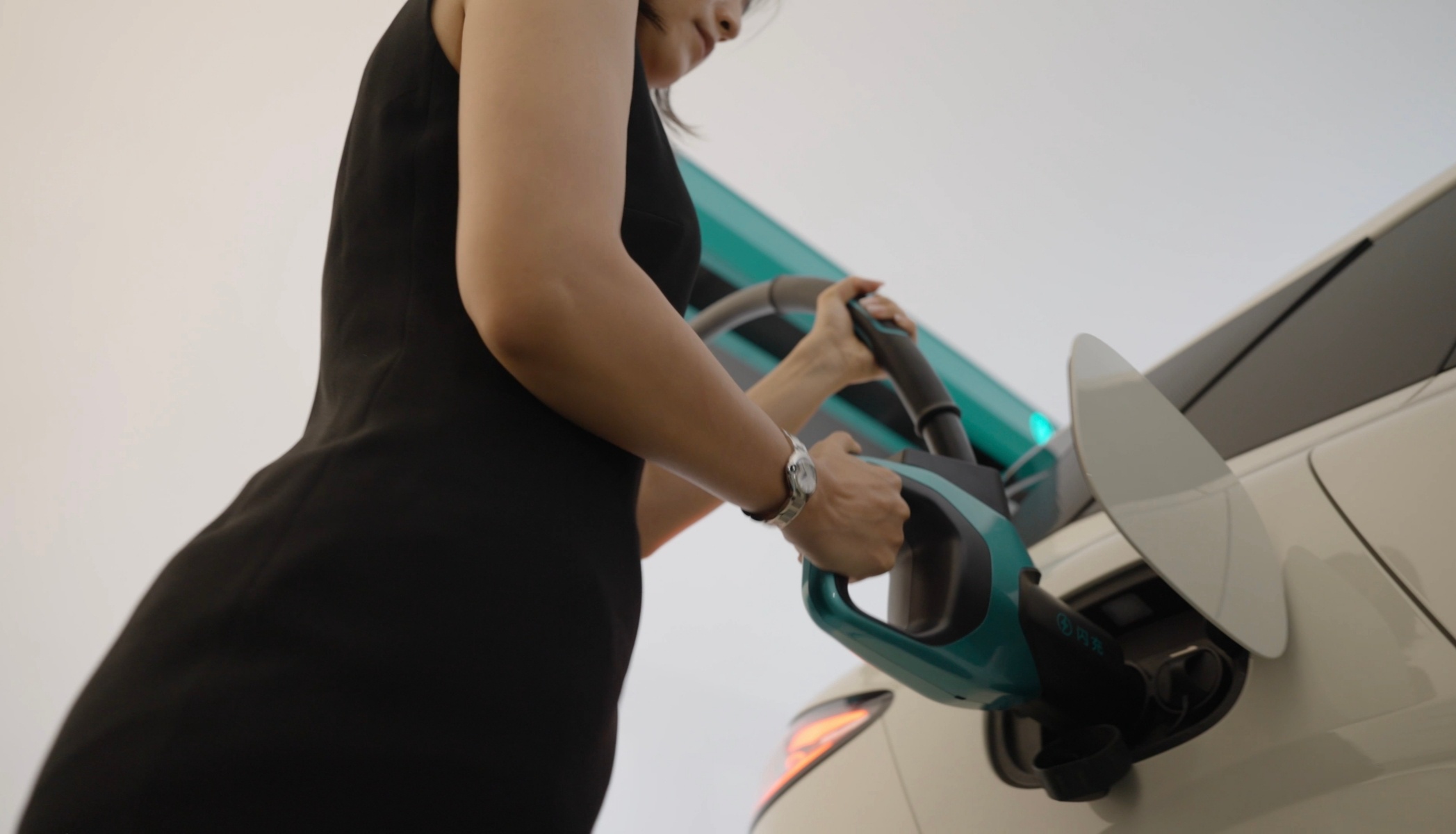 老王没有食言，比亚迪发布的不止是闪充，也是“闪建”！发现了没有？身边的充电站一夜