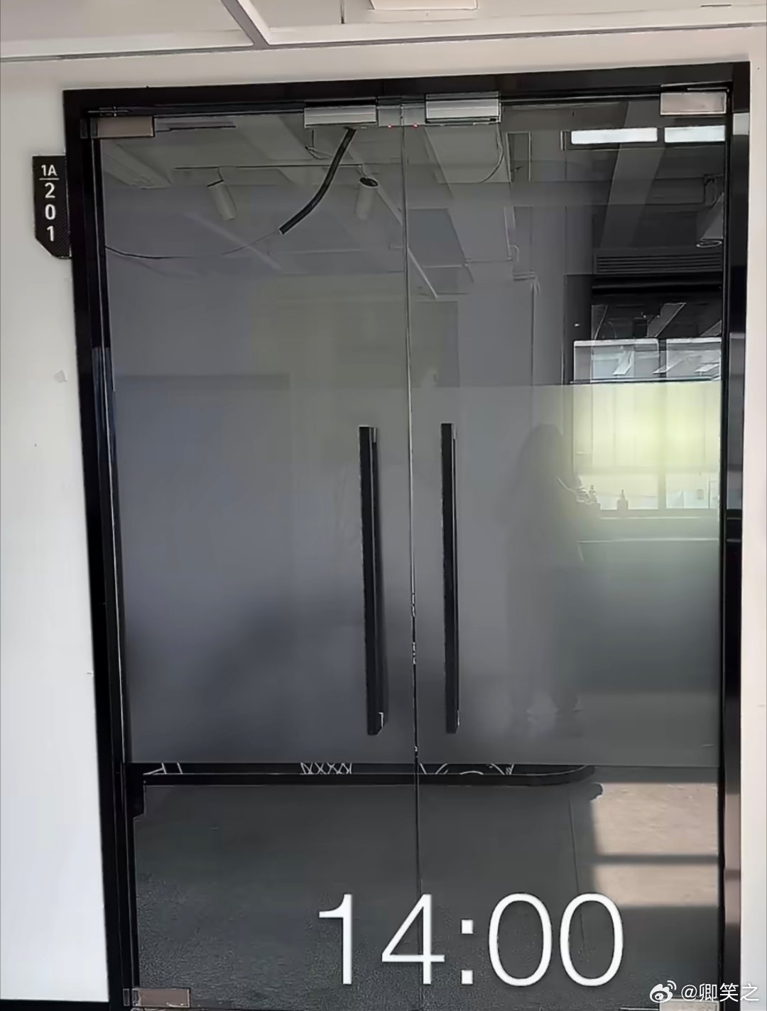 女子称休完产假公司没了太奇葩了，休产假这么久，就没有一个同事告诉她吗？哪怕是八卦