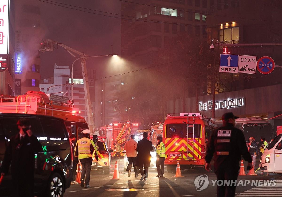 今天下午 6 点 10 分左右，首尔中区小公洞一家民宿的 3 层发生原因不明的火