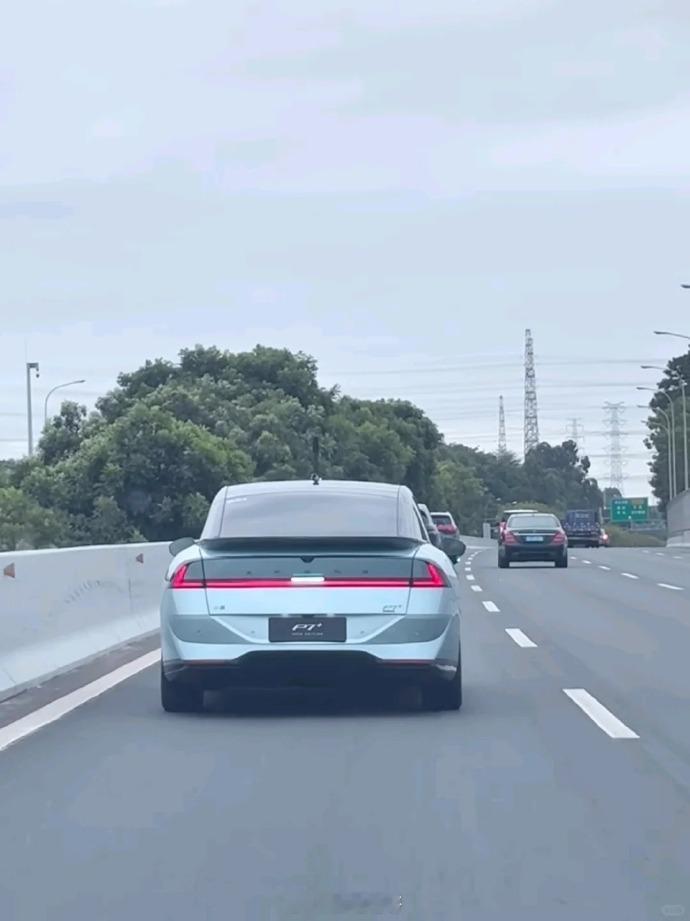 网上曝光的小鹏P7+增程版实车图来了尾部辨识度这块是有了，是为了区分增程版本和电