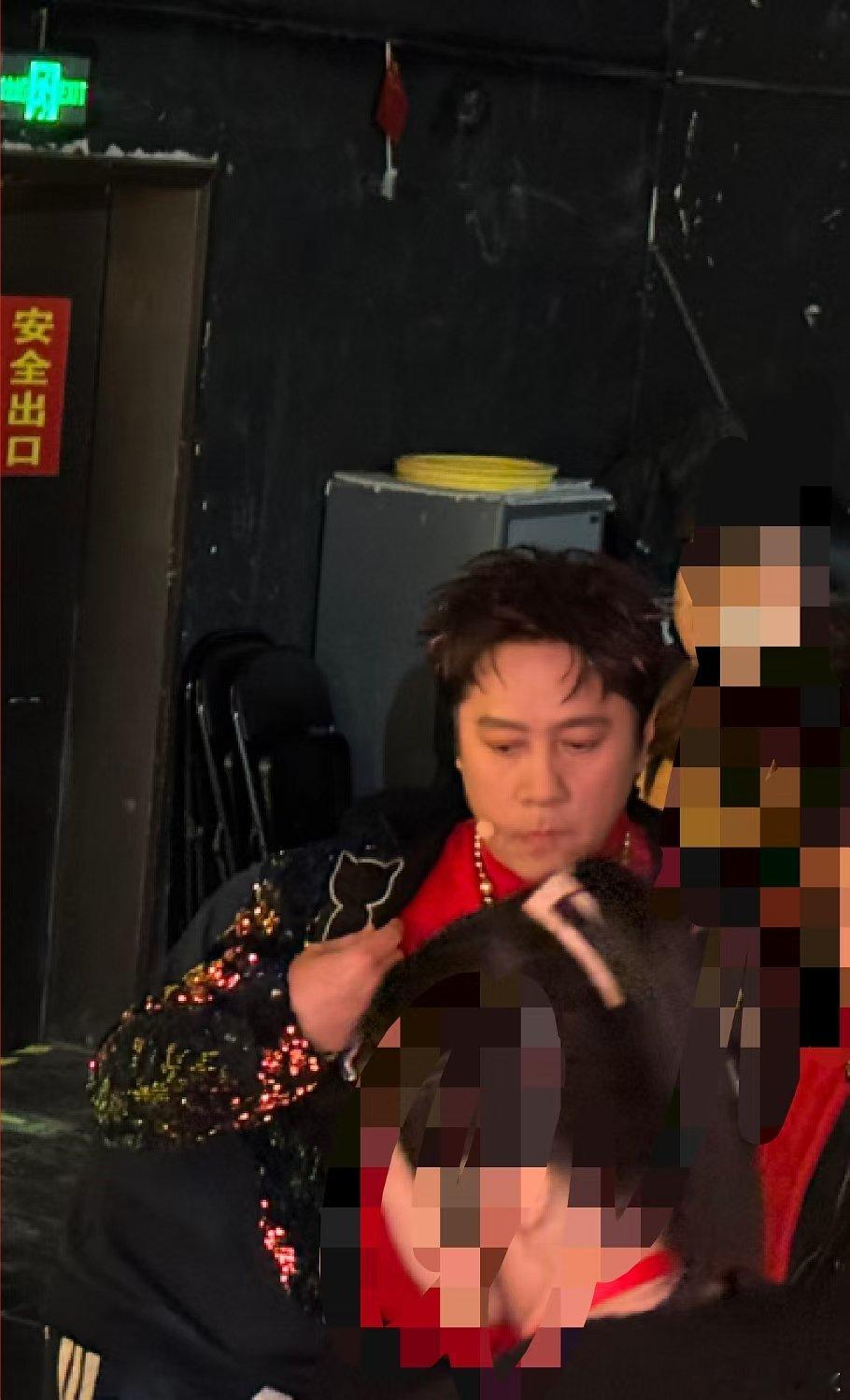 蔡国庆祝福界法拉利就位 辽宁春晚 蔡国庆不愧是冻龄男神！辽宁春晚后台生图状态满分