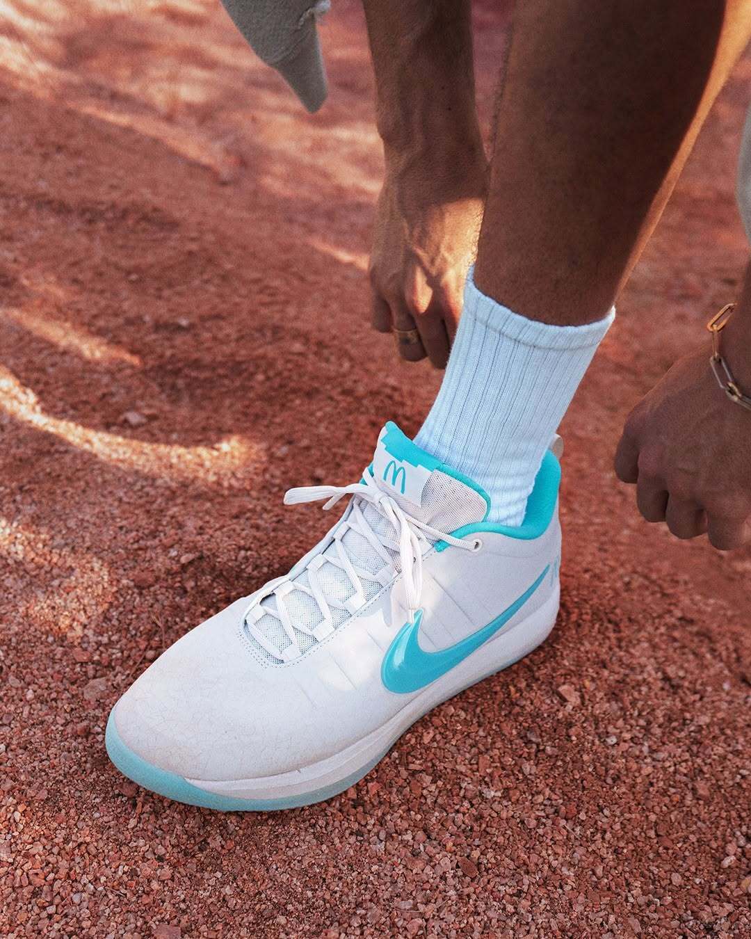 布克和麦当劳联名球鞋官图，这也太帅了！Nike Book2×麦当劳联名款球鞋共推