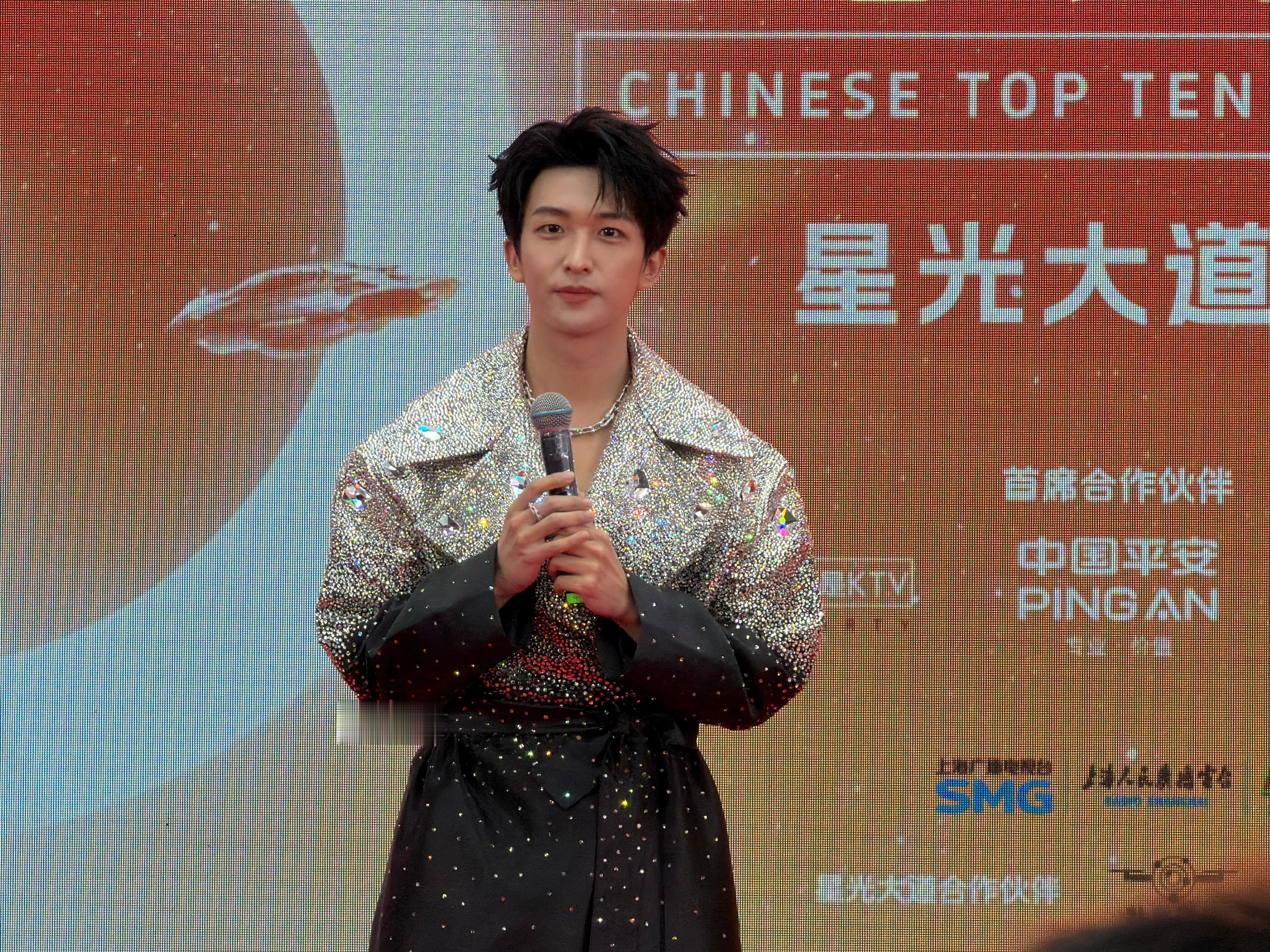 【黄子弘凡好闪耀】这个BlingBling的好像在发光！东方风云榜 （张桐） 黄