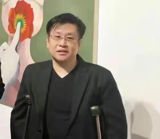 “苦涩的沙，吹痛脸庞的感觉，像父亲的责骂
母亲的哭泣，永远难忘记。年少的我，喜欢