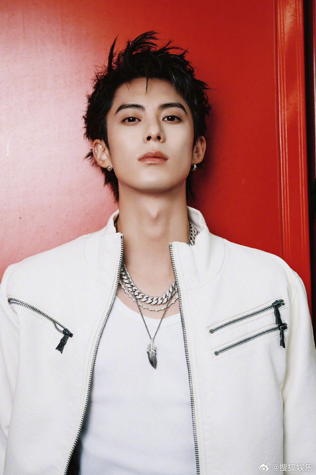 王鹤棣后援会呼吁零容忍私生行为近日，王鹤棣在非公开行程结束离场时，多名拍摄者贴身