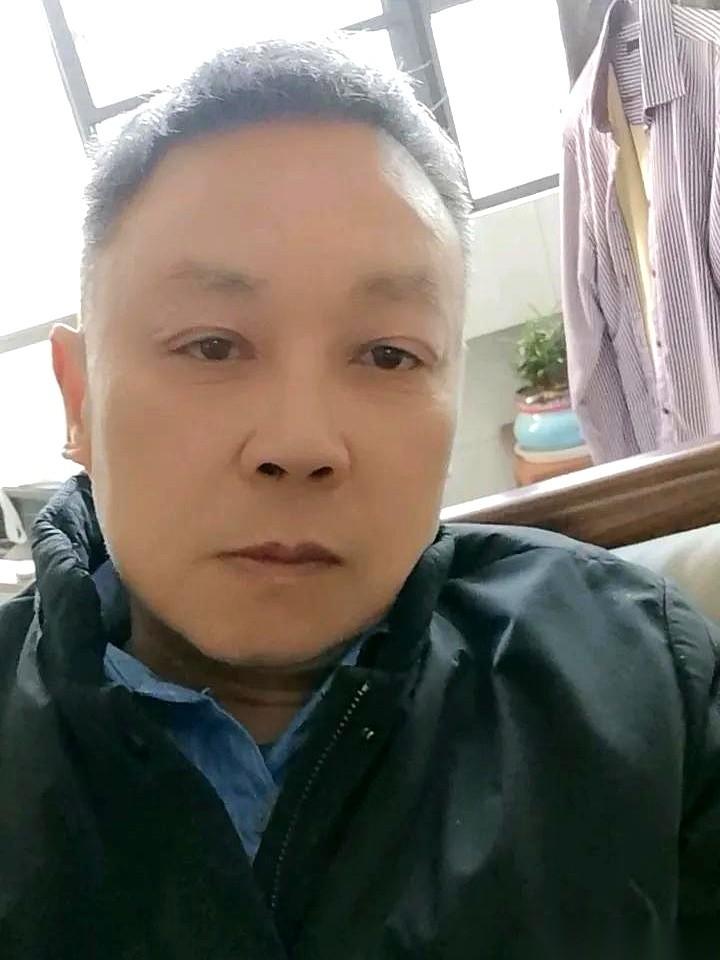 大年初三，女儿的宠物店门口，我把奔驰S450停稳，手里的车钥匙还带着温度。
18