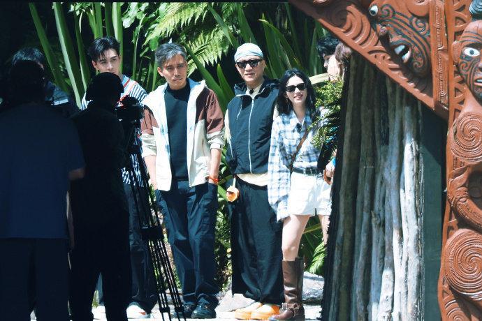 周也录制地球超新鲜 周也格纹衬衫短裤配长靴周也录制地球超新鲜，周也格纹衬衫短裤配