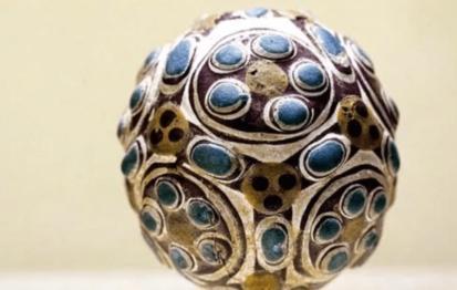 1981年，洛阳农民为采集草药爬上悬崖，岩石缝隙中突然闪过几道诡异蓝光，农民好奇