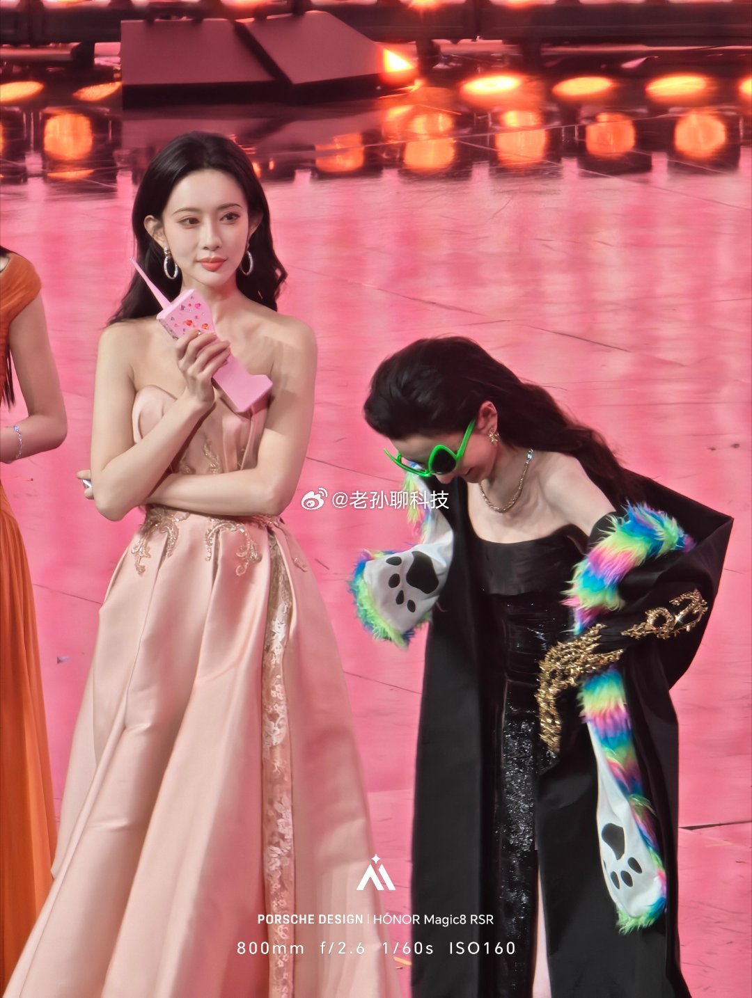 微博之夜内场荣耀Magic8 RSR保时捷设计望远能力震撼的说，这可能是离明星最