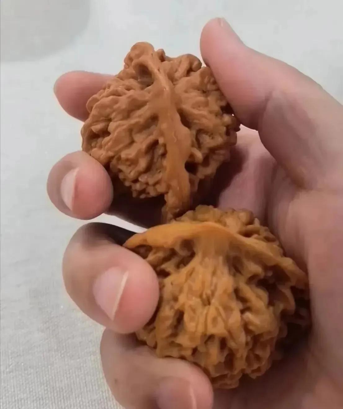 盘了6年的核桃，被我那败家子熊孩子砸开了，看到后瞬间傻眼了！[尬笑]