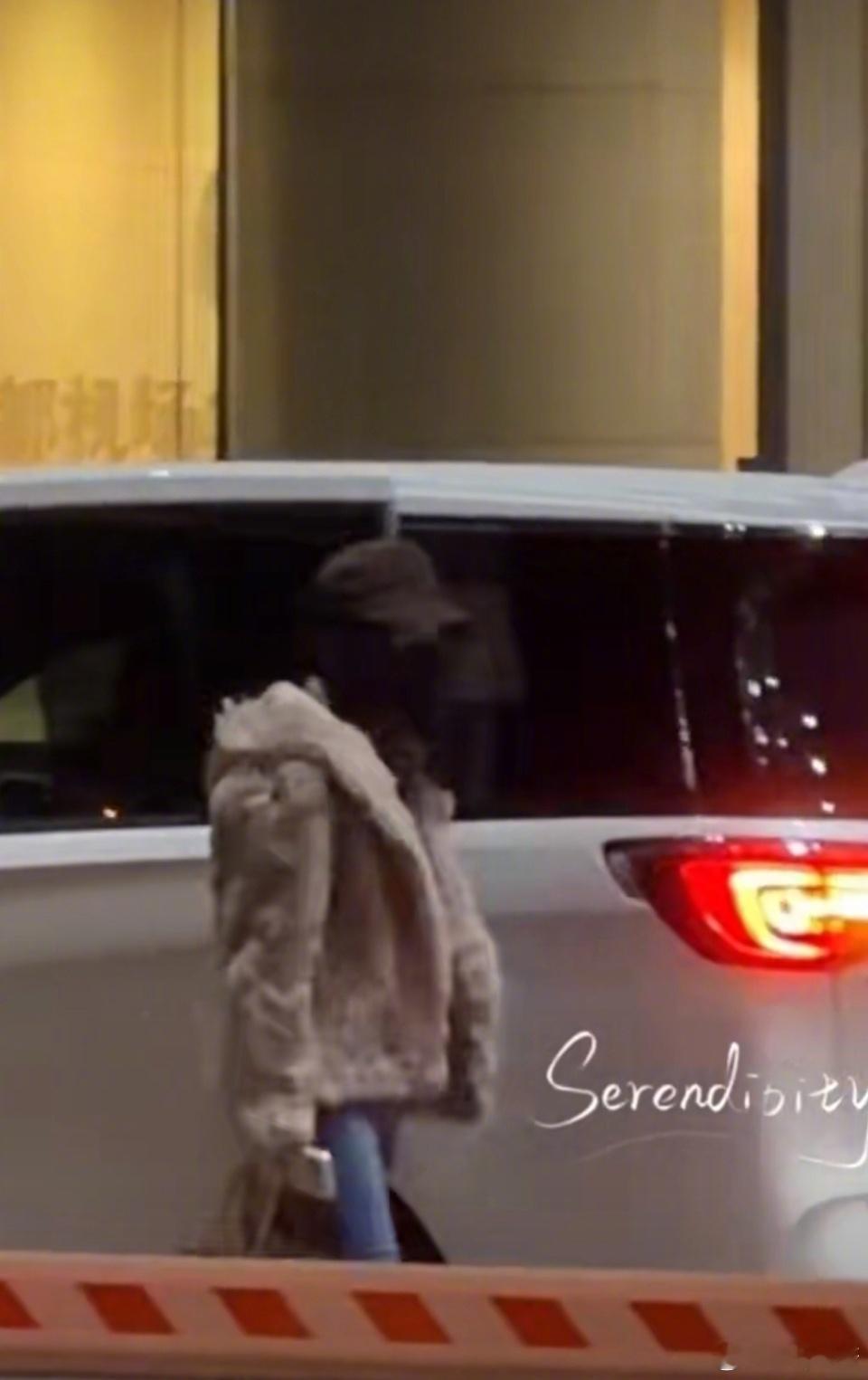 明星出发尖叫之夜路透图尖叫之夜明星出发 白鹿昨晚出发尖叫之夜！预计今天已经到达尖