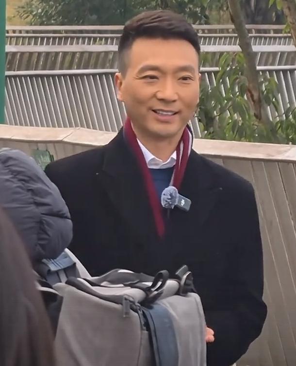 马克龙夫妇来成都看大熊猫了
康辉也来成都看大熊猫了
大家注意到没有，还有一位神秘