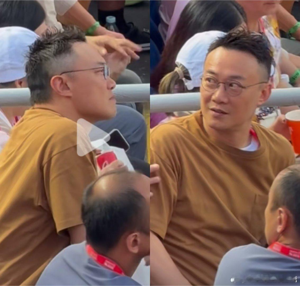 还我卷毛陈奕迅现在特像商界成功人士[哈哈][哈哈][哈哈][哈哈] ​​​