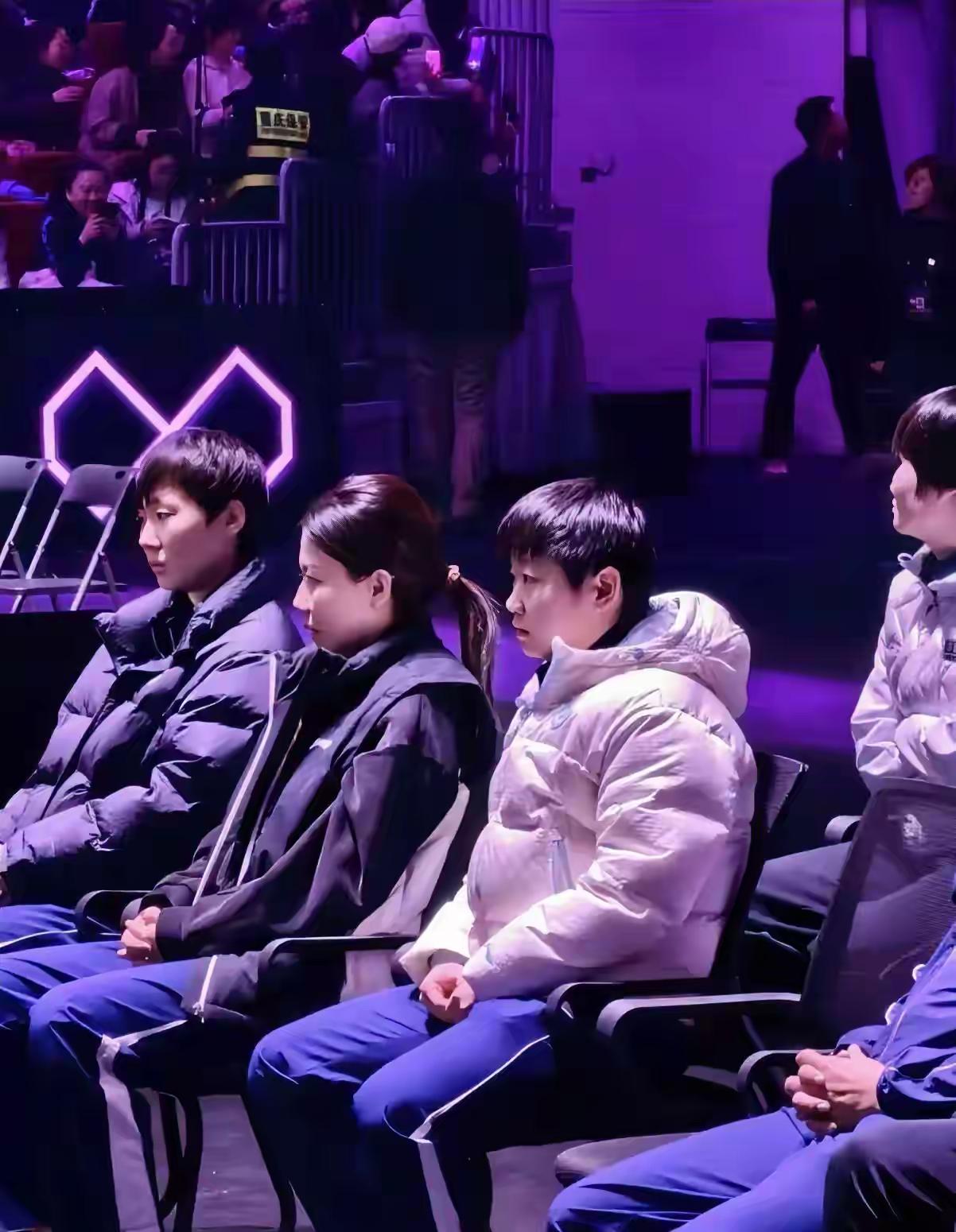 【颁奖时蒯曼亚军也不笑】重庆冠军赛颁奖时蒯曼严肃，确实和台下的莎莎、曼昱有关，但