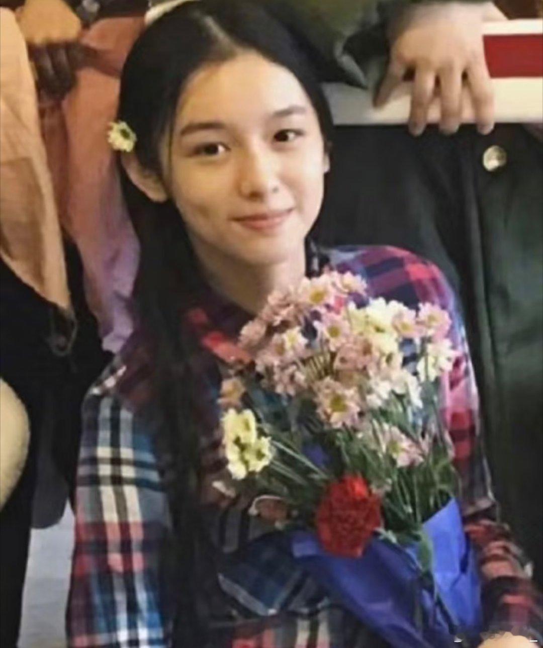 周也早期穿搭考古周也早期穿搭，每一套都美到失语！清新甜酷各种风格轻松驾驭，果然美