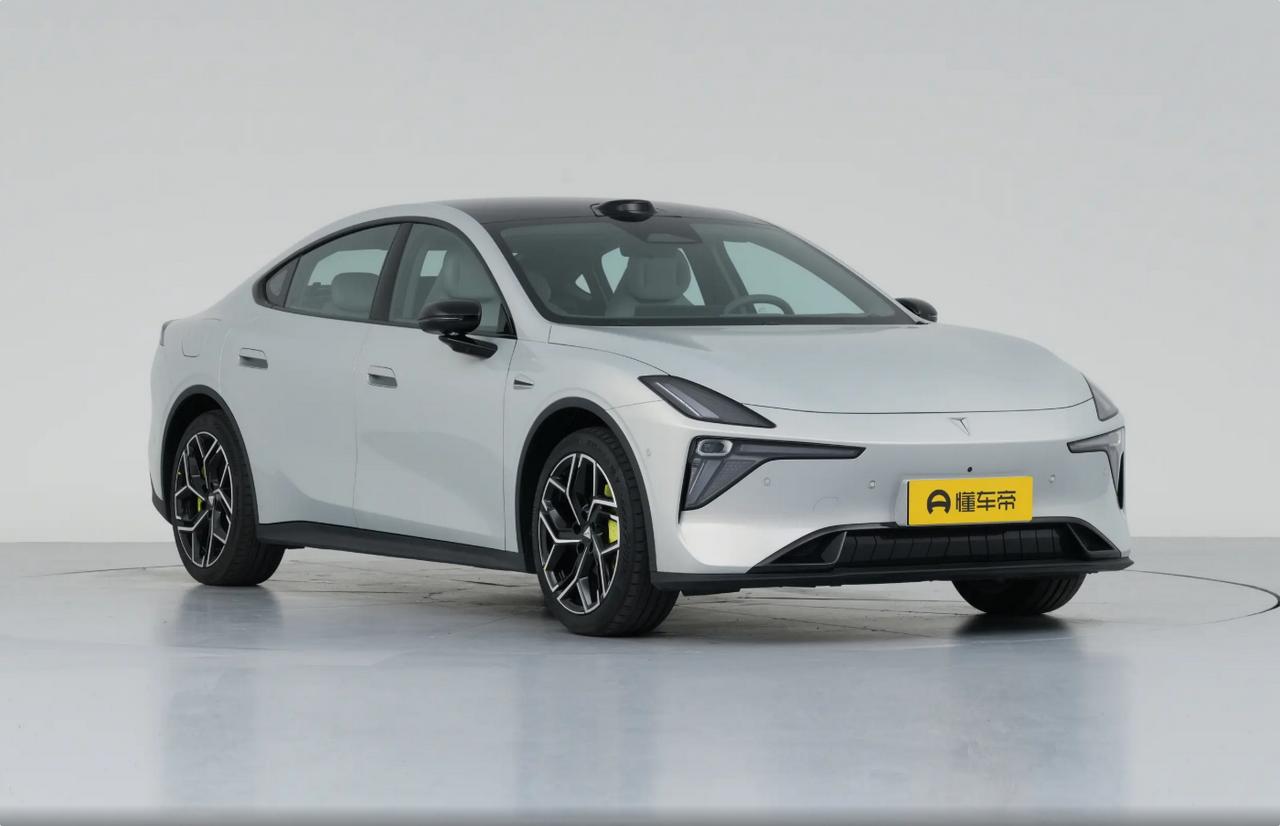 档期已定，深蓝L06将于七天后，也就是11月18日上市。

纯电续航560km和