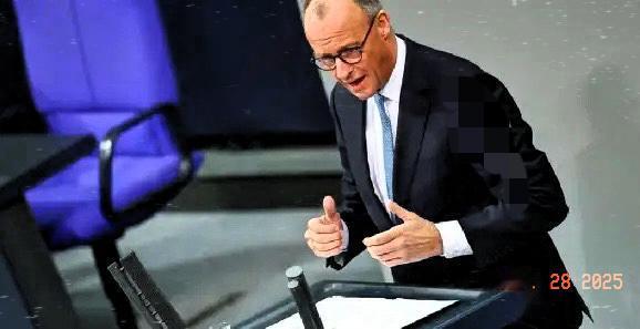 昨天国际舆论直接被德国总理默茨的操作炸翻了，在德国联邦议院的公开辩论上，他当着全