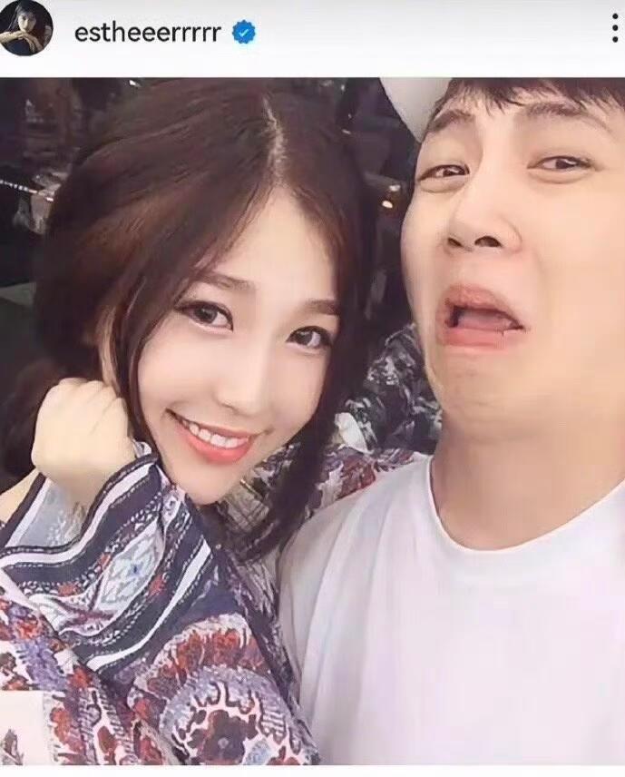 发现虞书欣早期留学时期真的很有千金大小姐的感觉，举手投足间的贵气感扑面而来。 