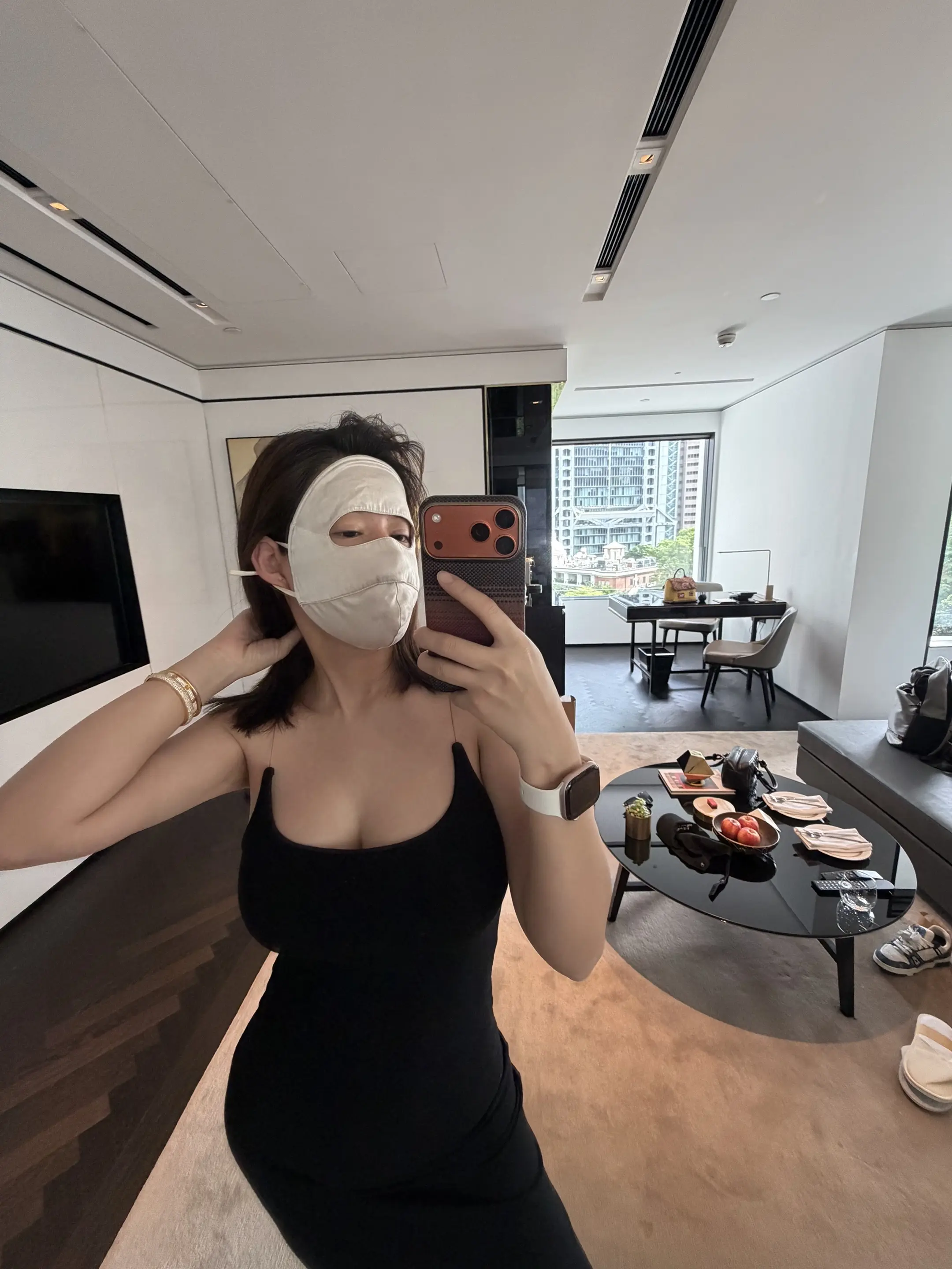 刚刚把手伸进裤子里摸到一个又硬又烫的东西 原来是我的苹果手机