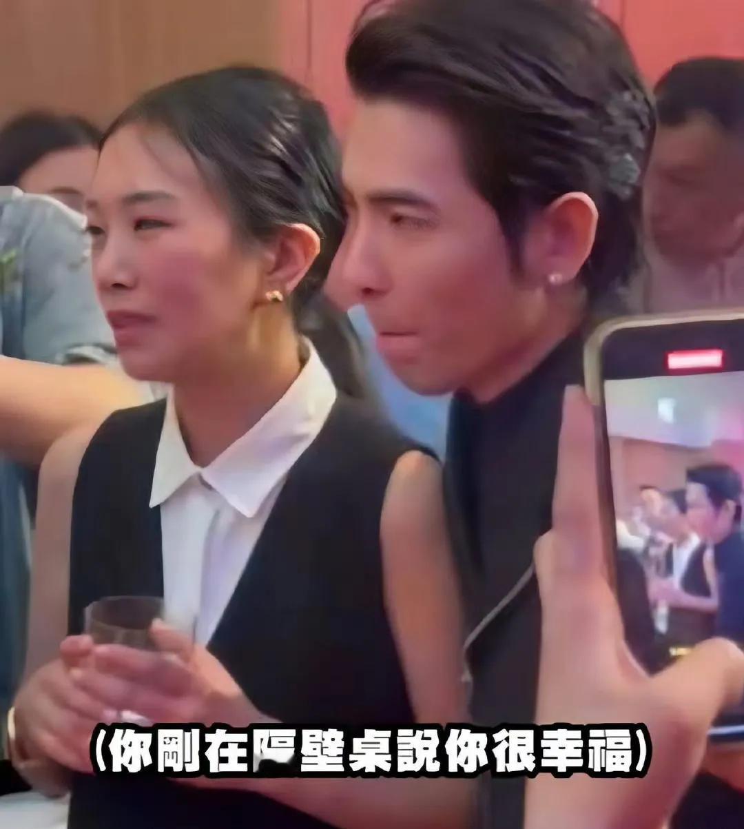 粉丝：老萧，你刚在隔壁桌说你很幸福耶！
老萧：是的耶！超幸福哦！
粉丝：能不能展