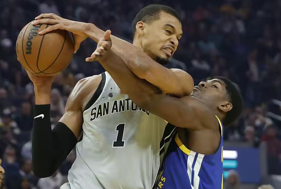 NBA季后赛首轮G1，马刺主场迎战开拓者。上半场，上演季后赛首秀的文班亚马火力全