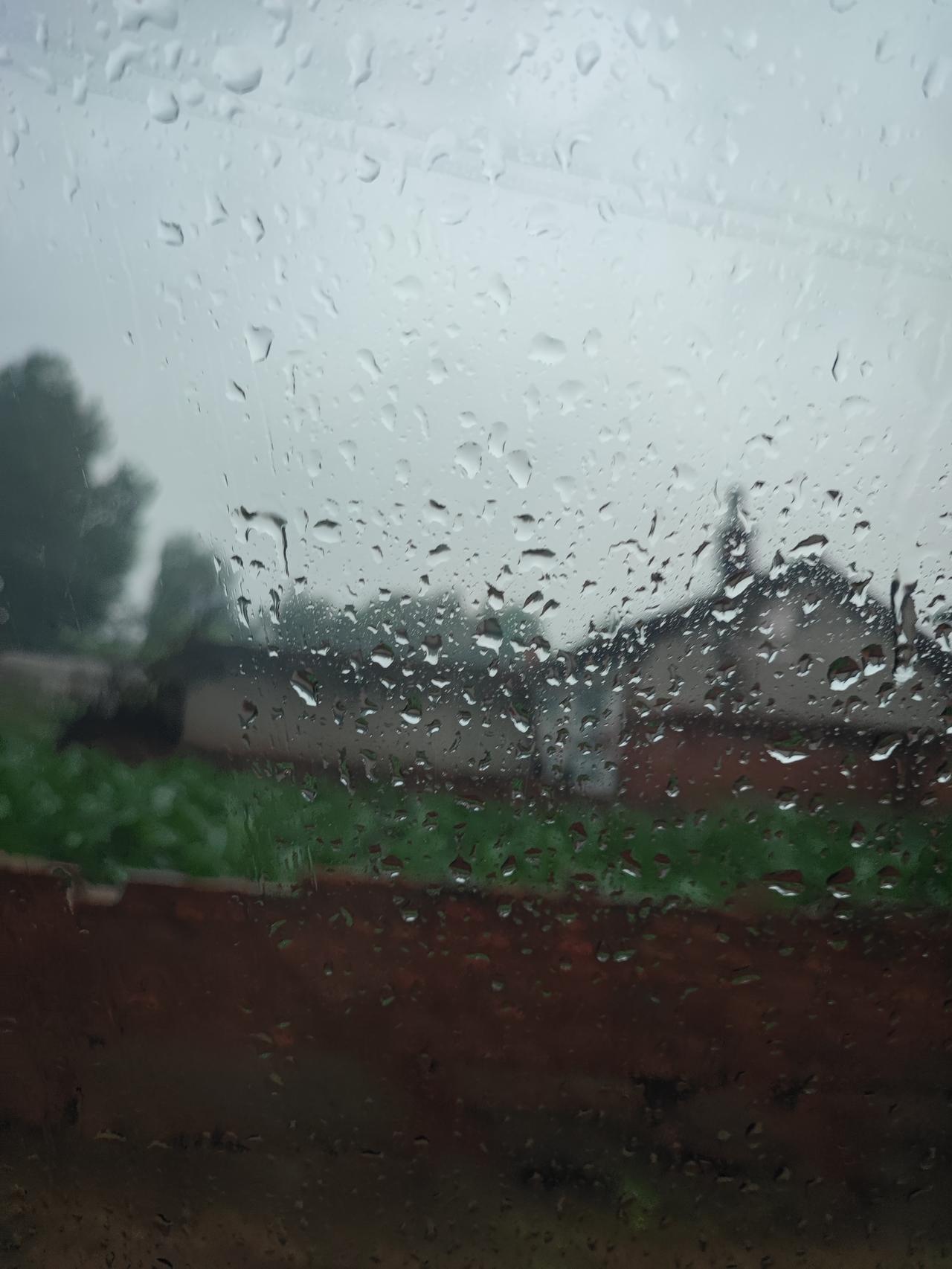 冒着大雨又来离家两百多公里的地方给老公抓药！
从老公检查的出渐冻症，
到现在一年