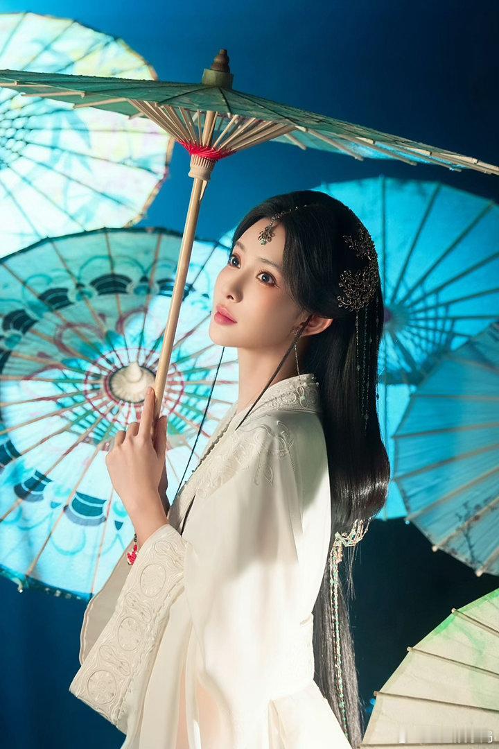 孟子义片场温柔指导小演员 孟子义片场跟小演员对戏真的温柔到不行，轻声细语地指导还