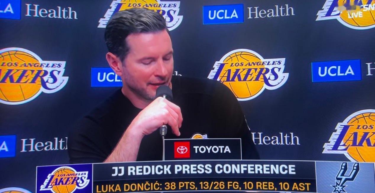 雷迪克表扬了东契奇：“他今晚展现出了领导者应有的风范。他的肢体语言、他的自信，都