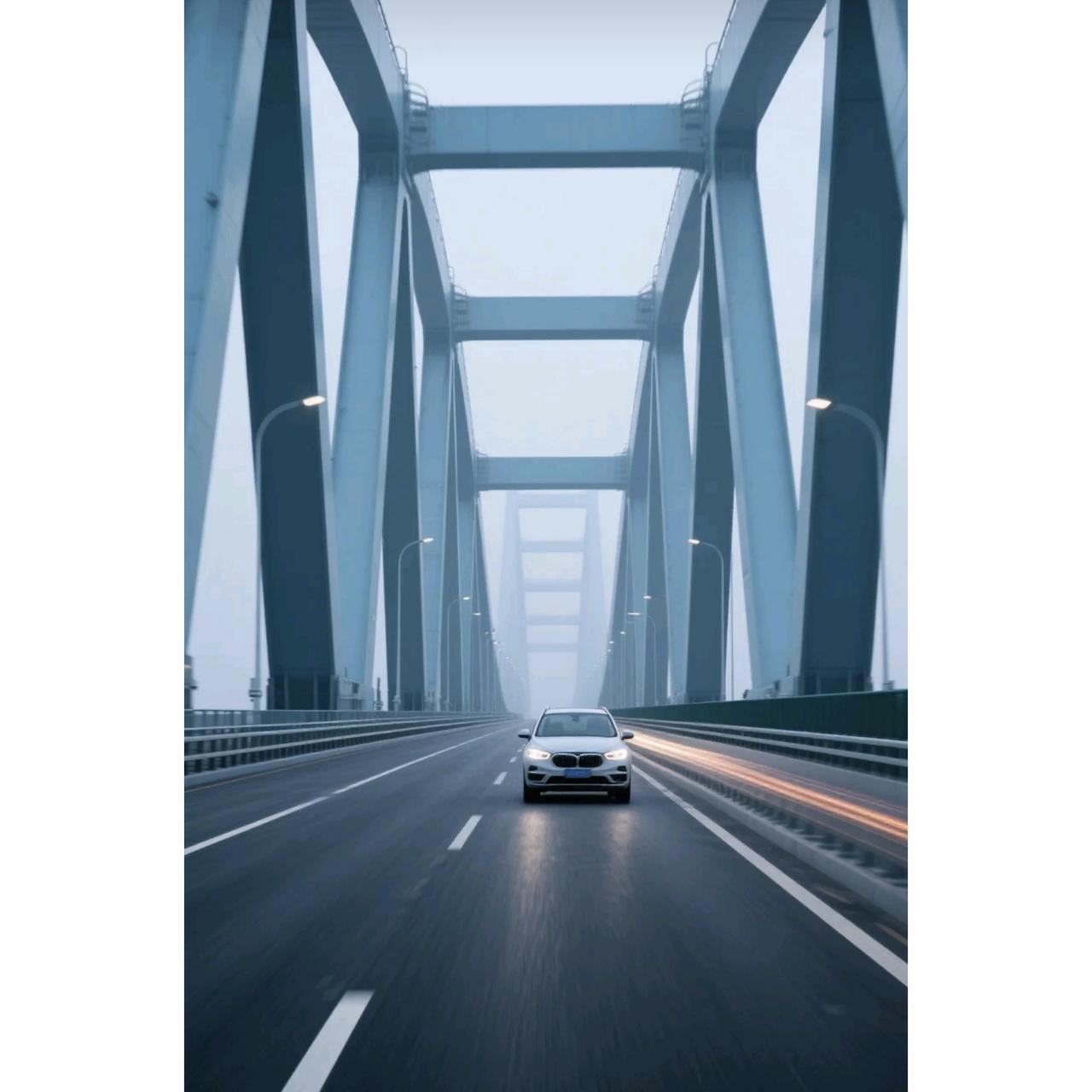 前几天，浙江海盐有位开理想车的师傅姚东权，正开着车呢，
从后视镜里一眼就瞅见桥边