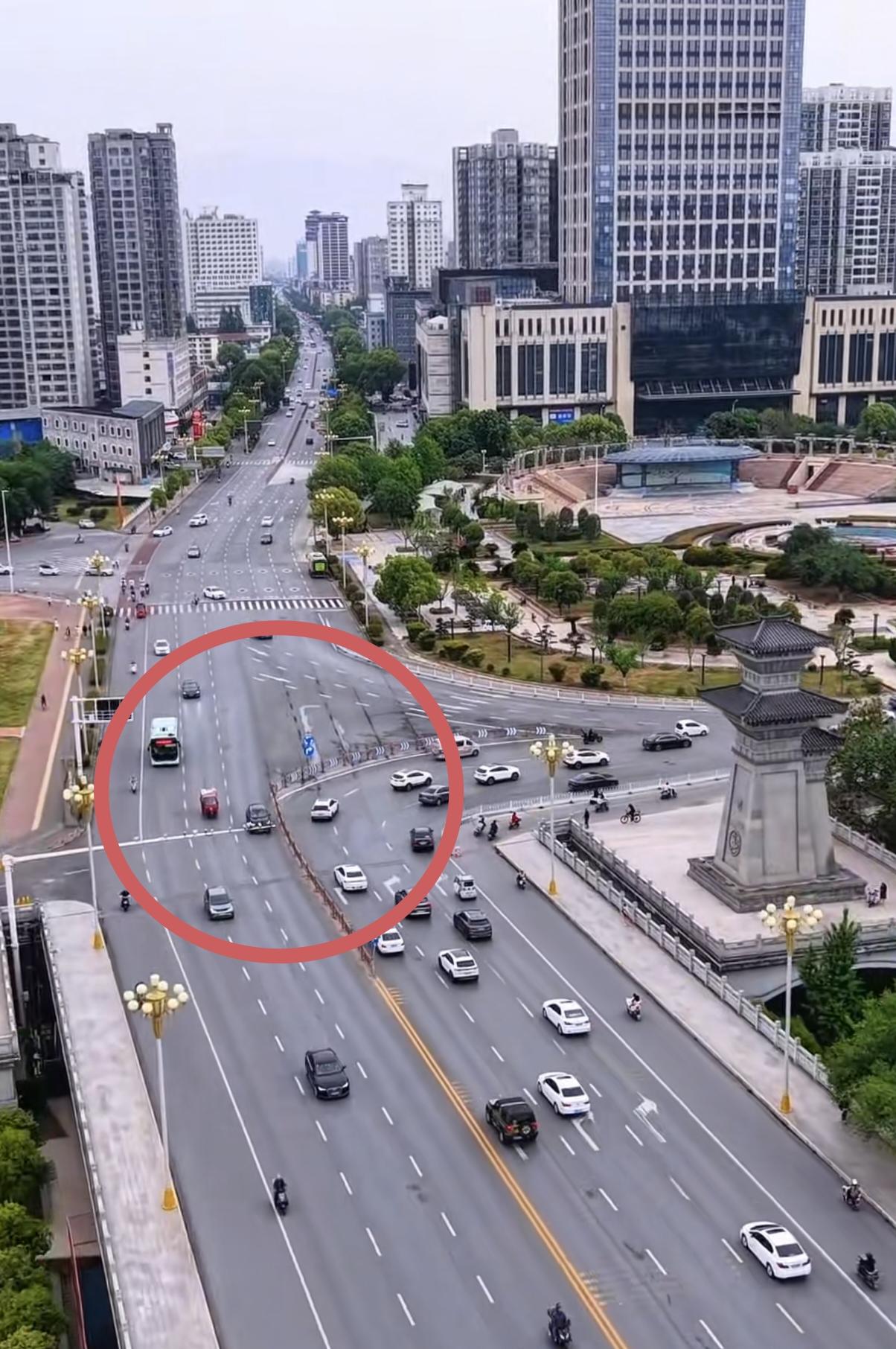 假如在这里建起一座高架桥，不是就可以直通汉中，不用再绕一大圈了。
汉中的天汉大桥