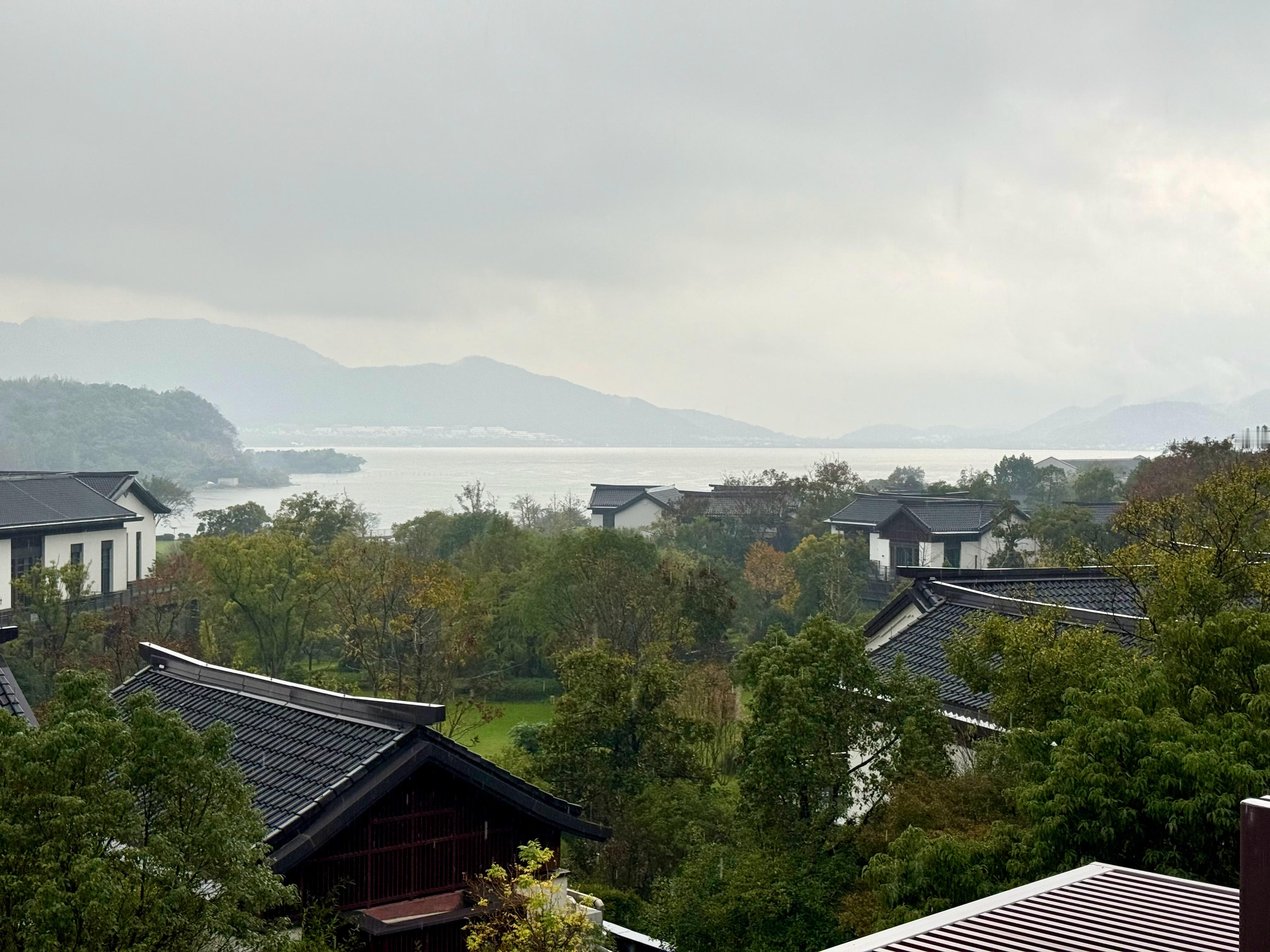 景色挺好的 就是在下雨等雨停了飞无人机应该很漂亮 