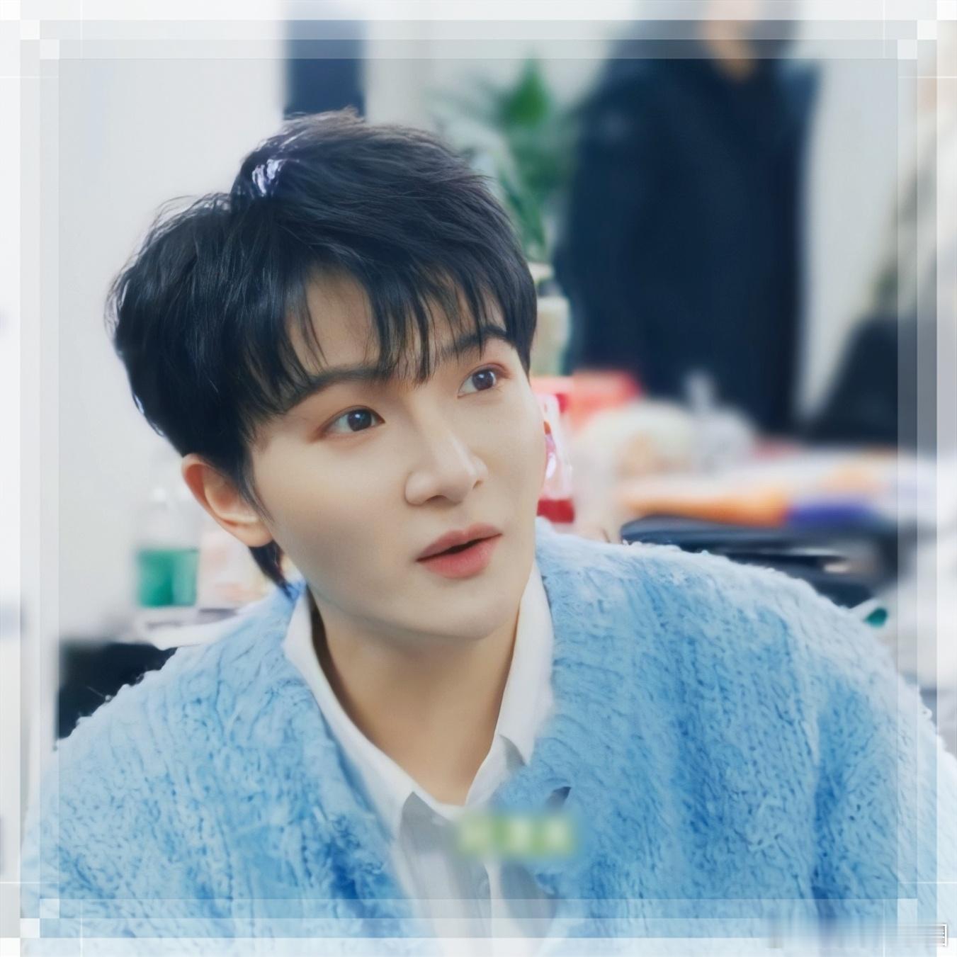 周深 周深广州演唱会 [音乐]周深实体专  【圈和米米说晚上好】晚风轻踩云朵，落