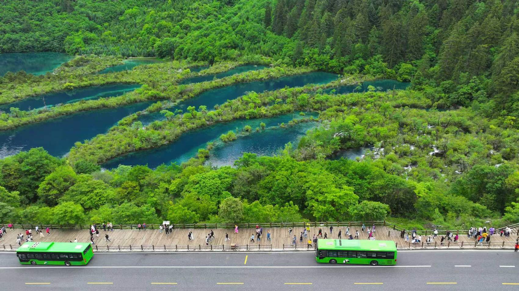 高温催动避暑需求集中释放，四川清凉目的地人气颇旺。数据显示，我省阿坝、甘孜等目的