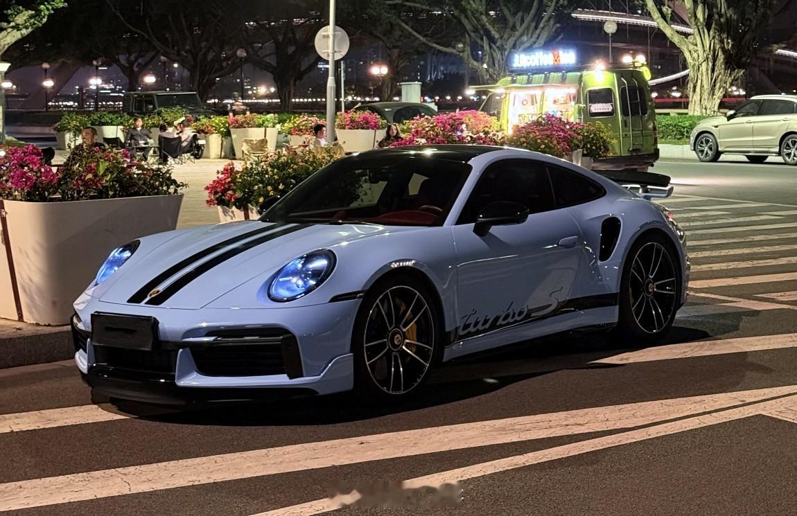 鲨蓝色的911大家见过吗？说实话我们卖了这么多的911这我也是第一次见！搭配着同