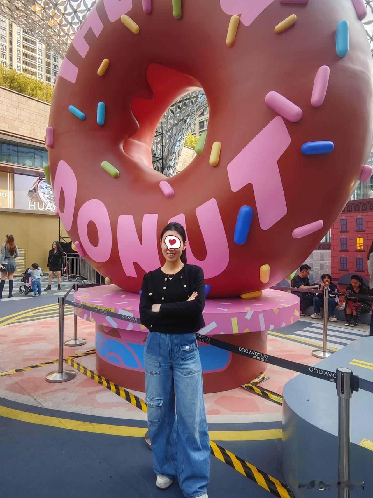 某鱼上买电影票，比一般的网络售票每张便宜十块。

姐弟俩今天去看了最近火热4D电