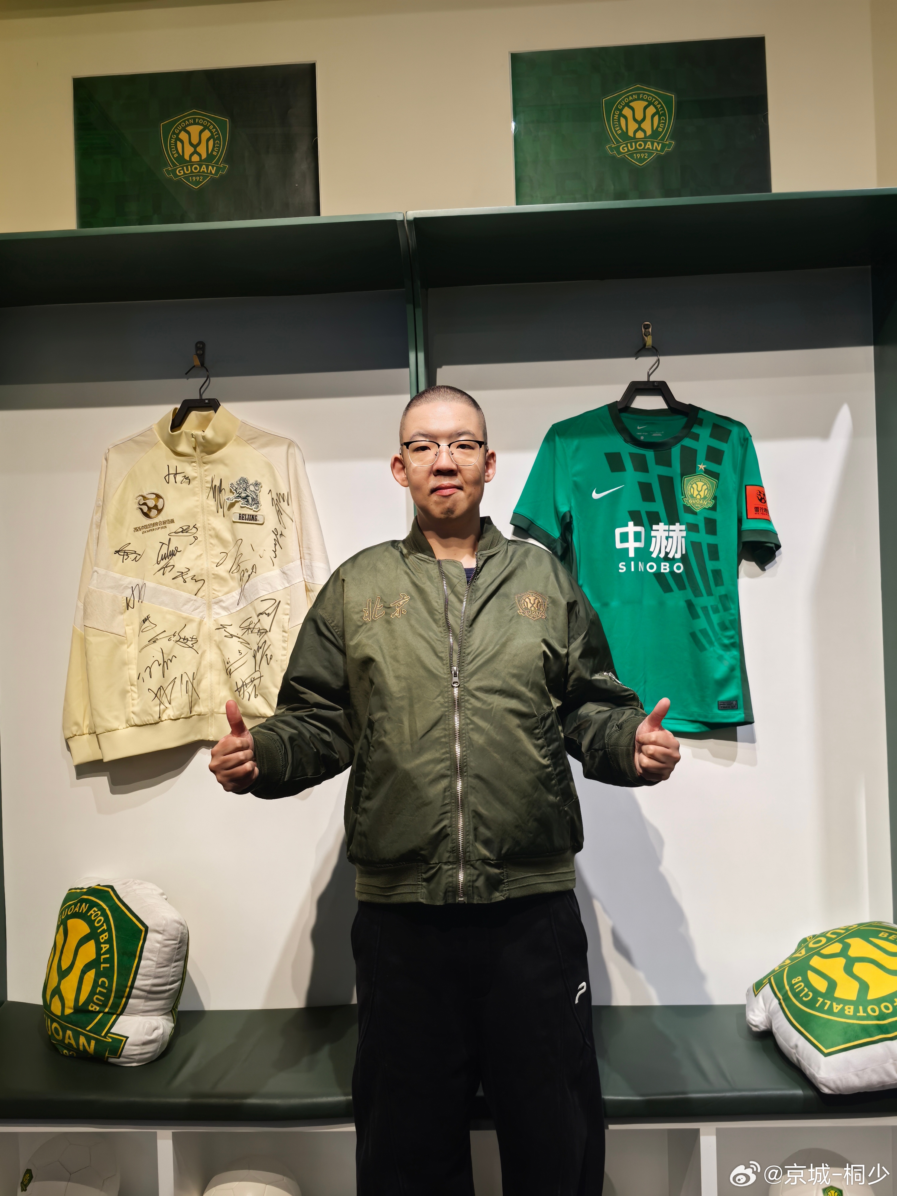 围巾墙！国安球衣合影！！😬👍💚足球的魅力北京国安合影同城热门 北京·北京工