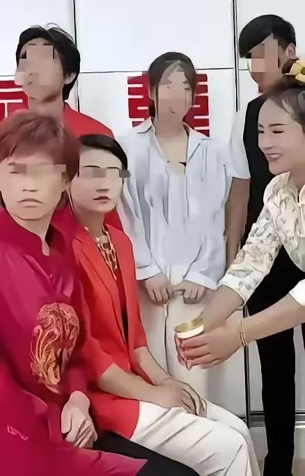 婚礼现场本该喜气洋洋，小雅却遭遇了“下马威”！敬茶时婆婆三次不理，新郎还在旁“和
