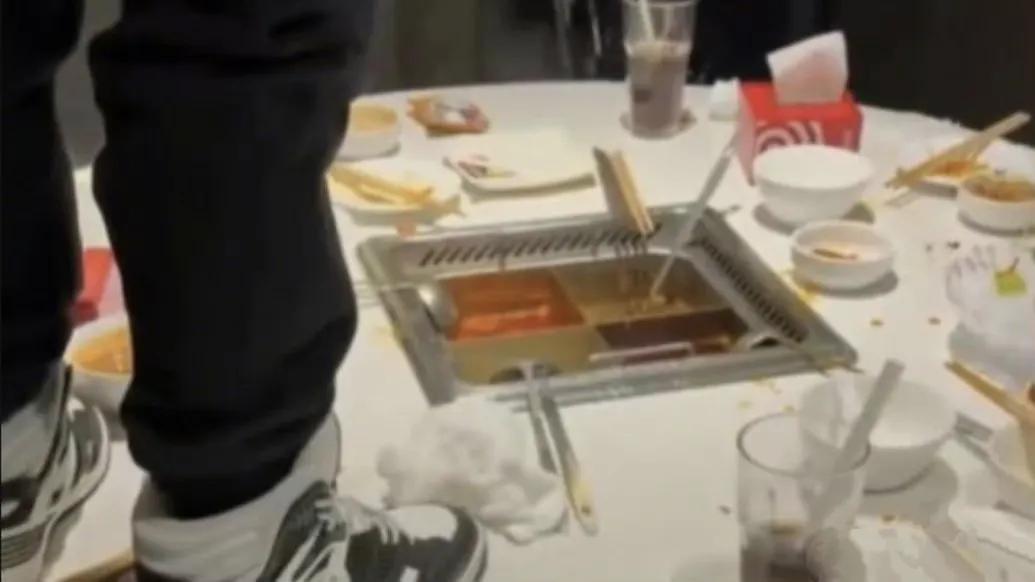 两个17岁的男生在火锅里小便，还拍视频发朋友圈，结果被判赔220万！这钱不光要他