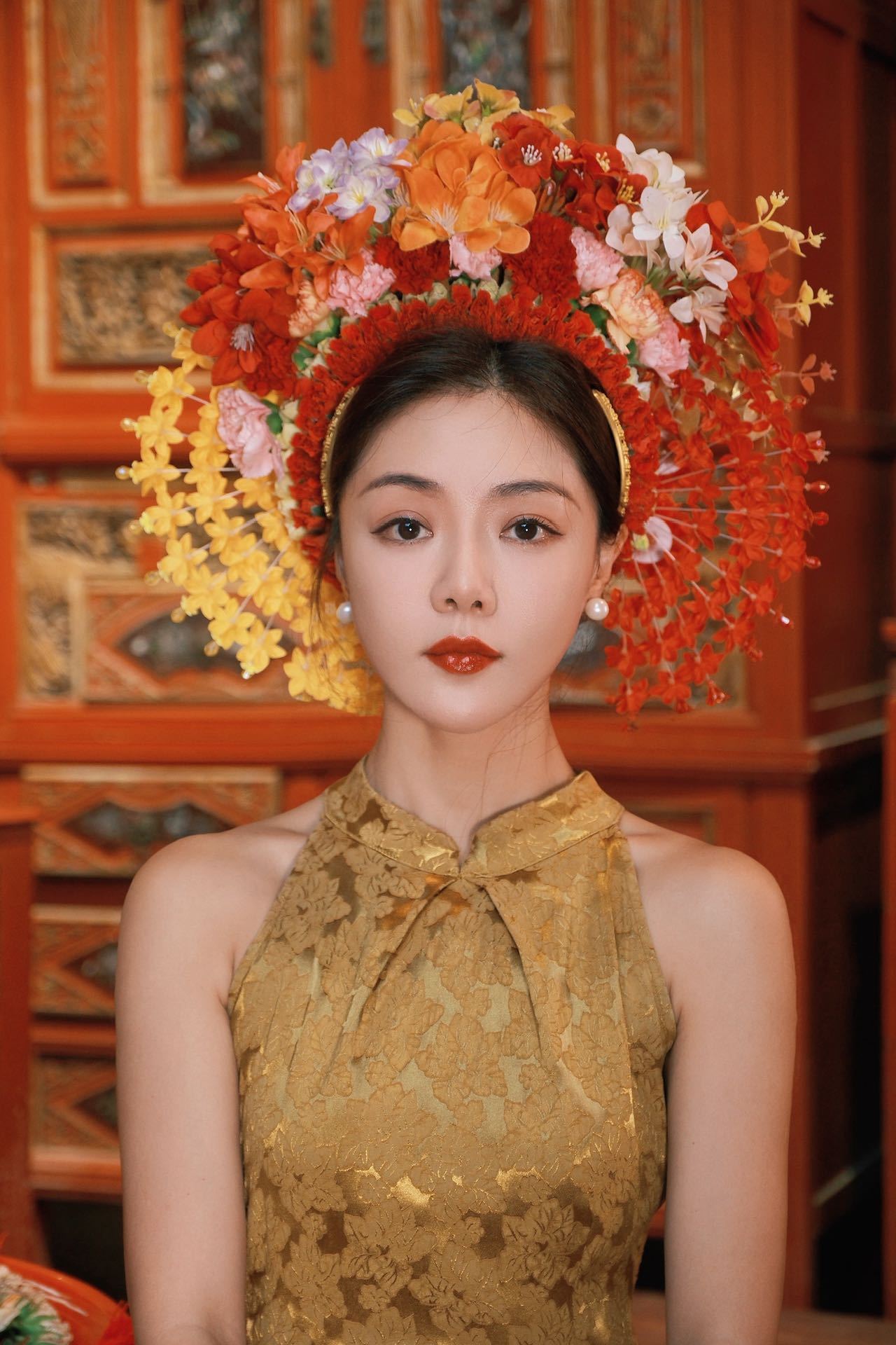 邓家佳金旗袍簪花图 簪花的风吹到了邓家佳！姐姐这组图真的完美示范“簪花+旗袍的正