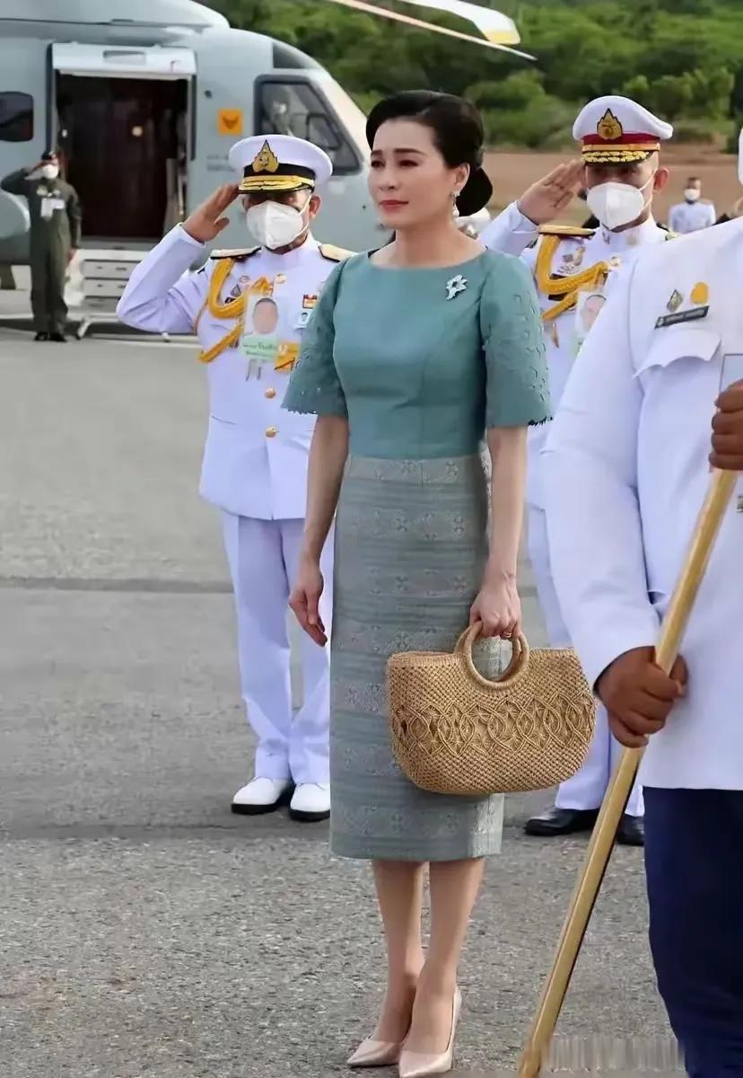 贵族少妇的优雅与忧郁美那位若有所思的贵族少妇，她身上充满了属于贵族的独特气质，眸