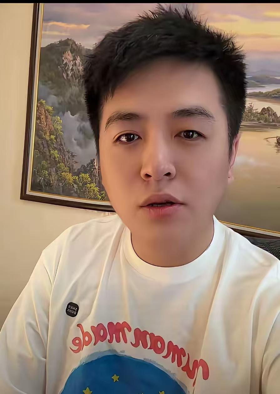 好几年前就觉得他不地道，我相信自己的直觉，一开始就觉得他是两面通吃的无间道，一次