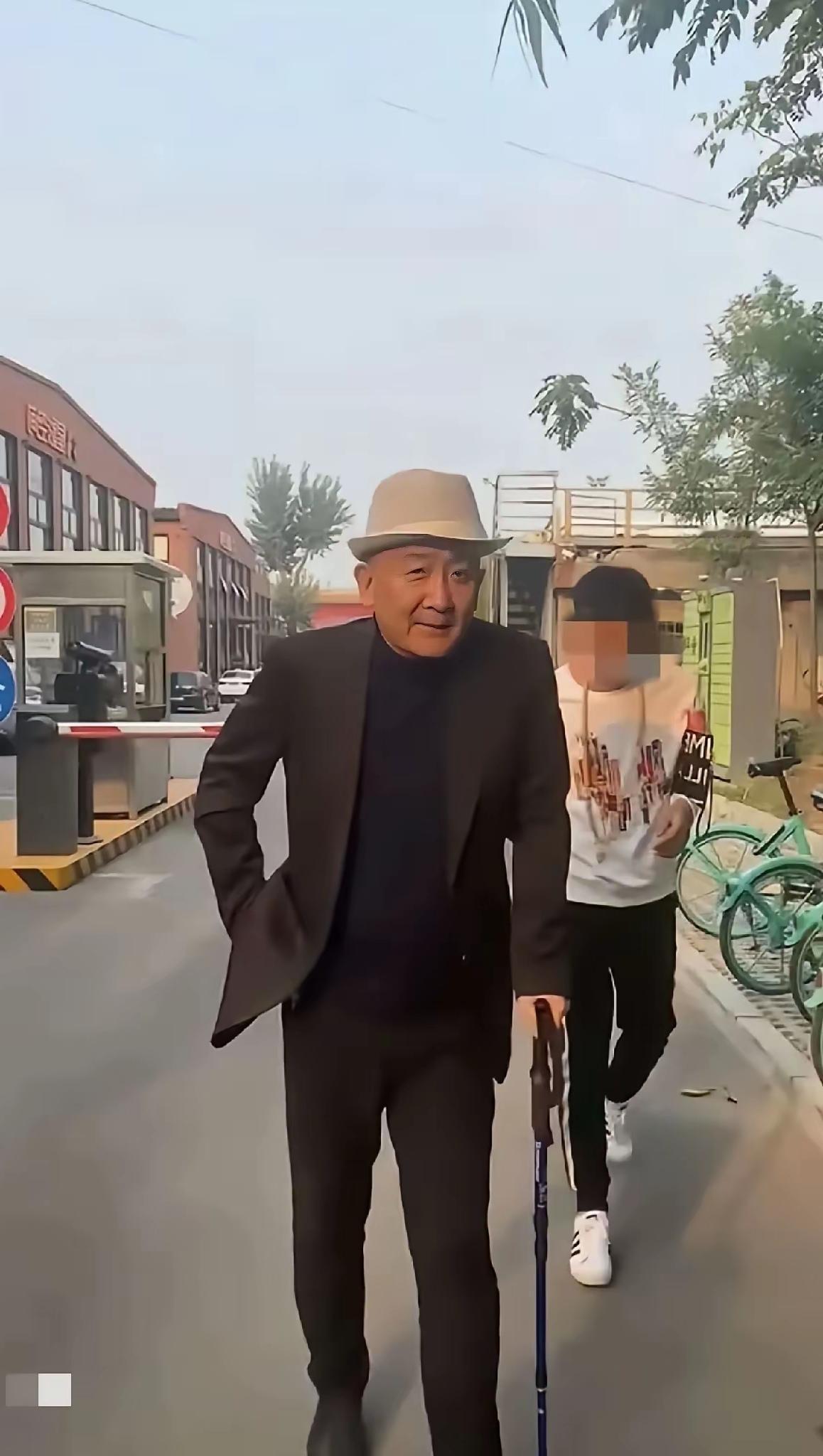 照片上这人是演员梁天吗？即使是梁天，我猜也是剧照。因为梁天今年才66岁，身体健康