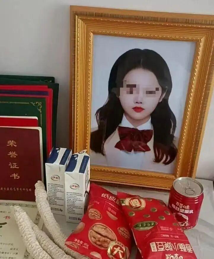 备受关注的22岁女大学生遇害案，二审将于今日下午15时正式宣判。被害女孩母亲悲痛