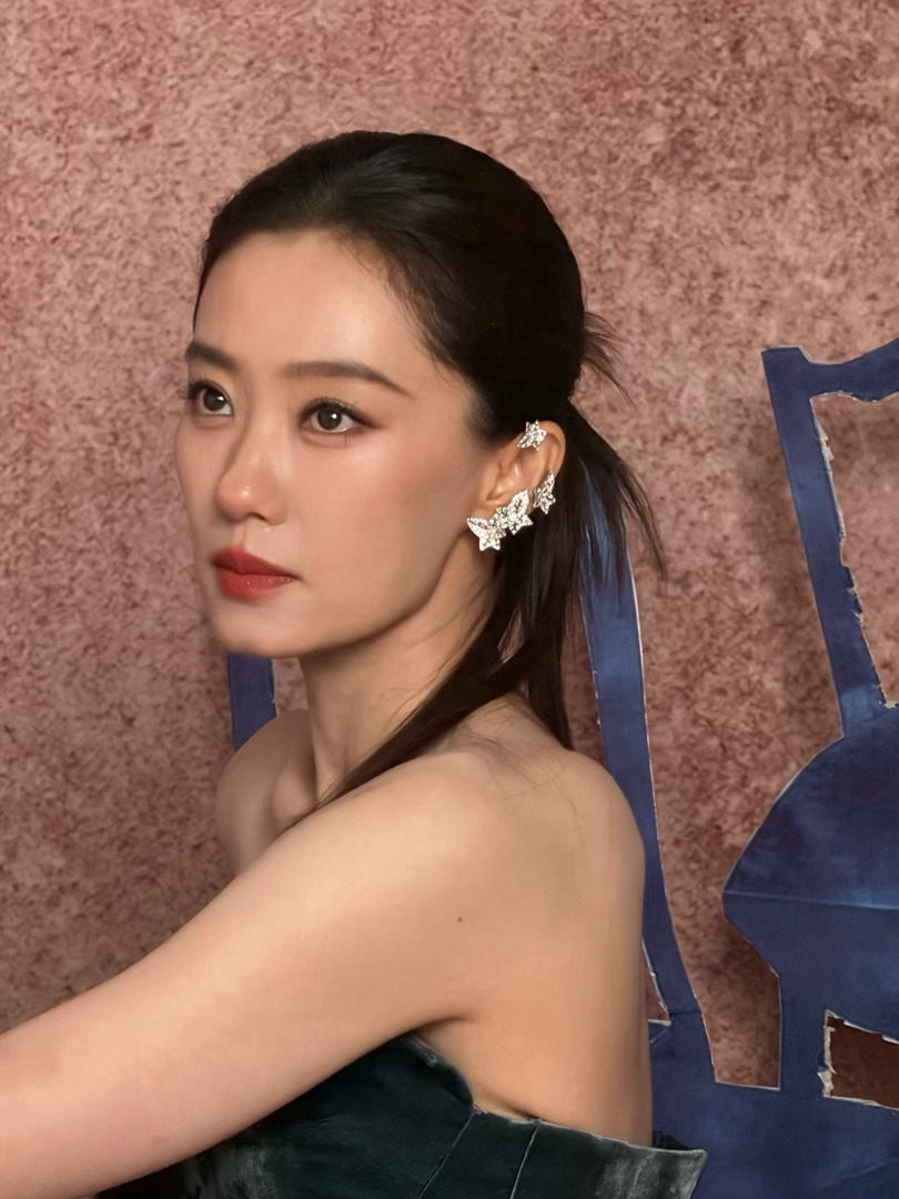 张小斐好优越的东方骨相张小斐芭莎绿丝绒5年前vs5年后芭莎这两组绿丝绒造型，完美